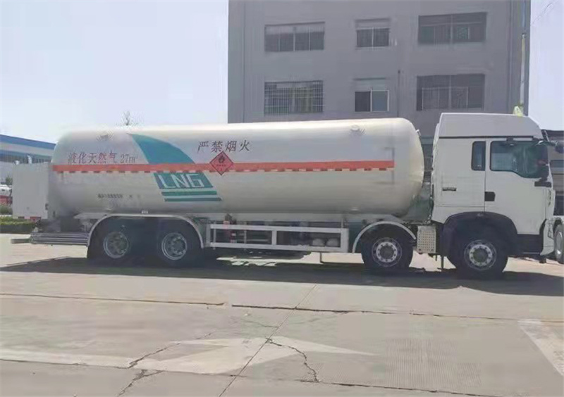 重汽前四后八氣罐車(chē)