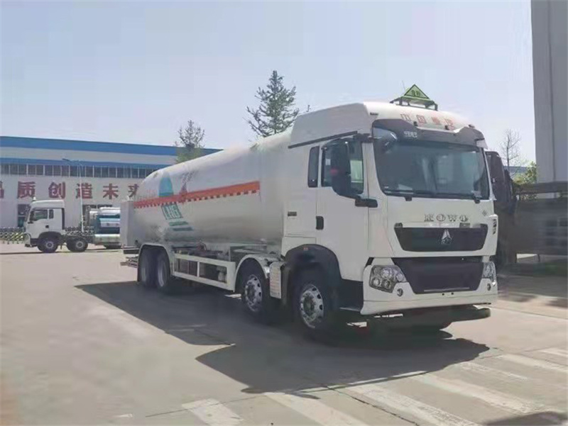 重汽前四后八氣罐車(chē)