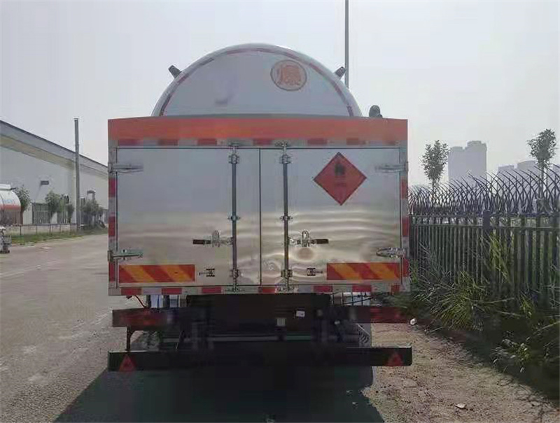 東風(fēng)專底單橋氣罐運(yùn)輸車