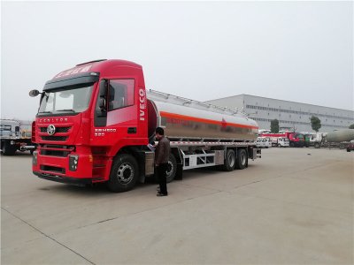 上汽紅巖29.7方前四后八鋁合金運油車，20噸運油車