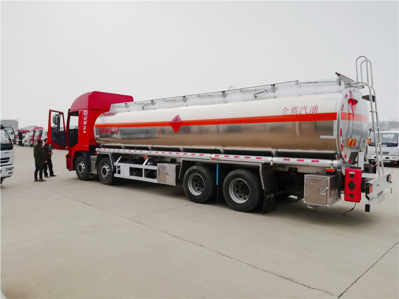 上汽紅巖29.7方前四后八鋁合金運油車，20噸運油車