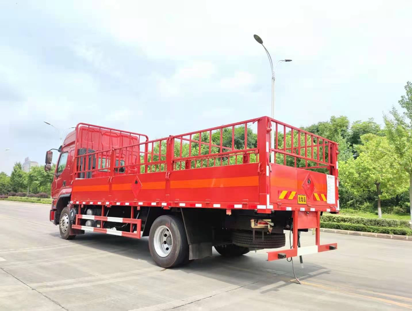 柳汽乘龍高頂雙臥6.8米貨廂氣瓶運(yùn)輸車(chē)