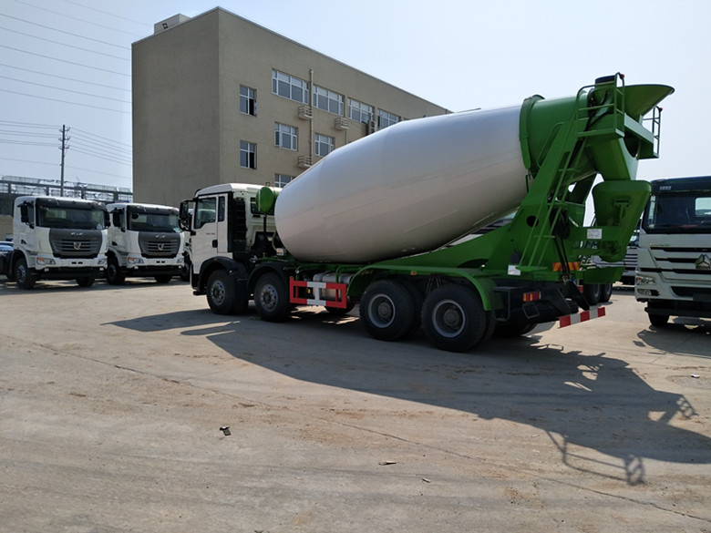 重汽前四后八攪拌車(chē)