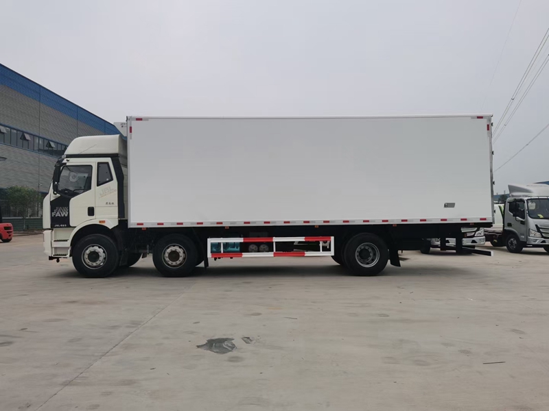 國(guó)六解放J6L小三軸冷藏車(chē)